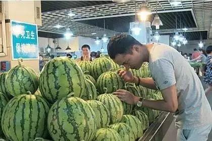正定恒山市场吃瓜,瓜果飘香，夏日消暑好去处