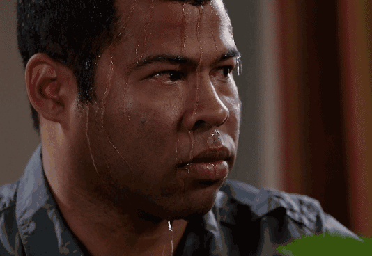 大爷吃瓜很开心,共享欢乐时光