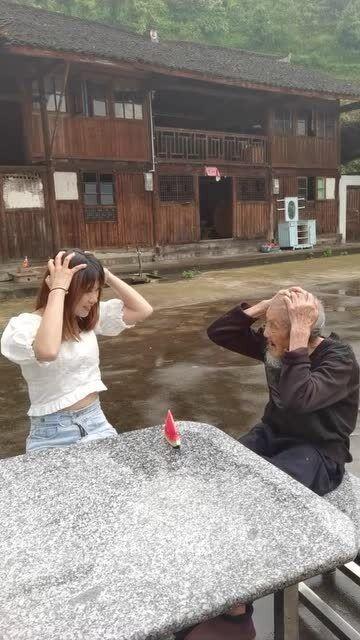 坐地上吃瓜拍照姿势,镜头下的悠闲时光